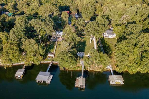 Aerial view of Lake Oconee waterfront properties featuring docks, lush greenery, and residential homes, highlighting the area's luxury living and recreational opportunities.